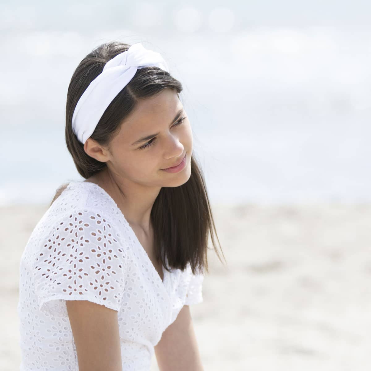 Bandeau cheveux bébé tressé blanc motif coeur pour cérémonie fait main