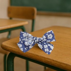 Barrette nœud fille – Liberty Betsy bleu anti-glisse