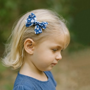 Barrette nœud fille – Liberty Betsy bleu anti-glisse