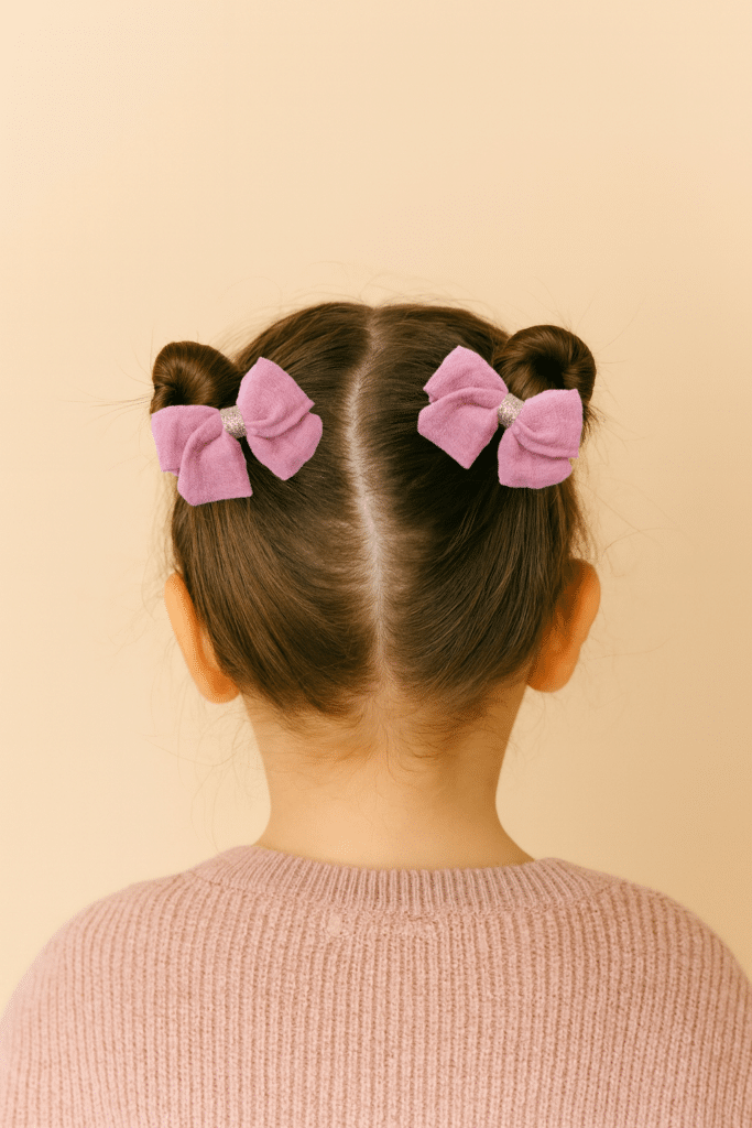 barrette noeuds rose sur petite fille avec chignons