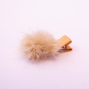 Barrette fille – Pompon en fourrure Miel ultra douce