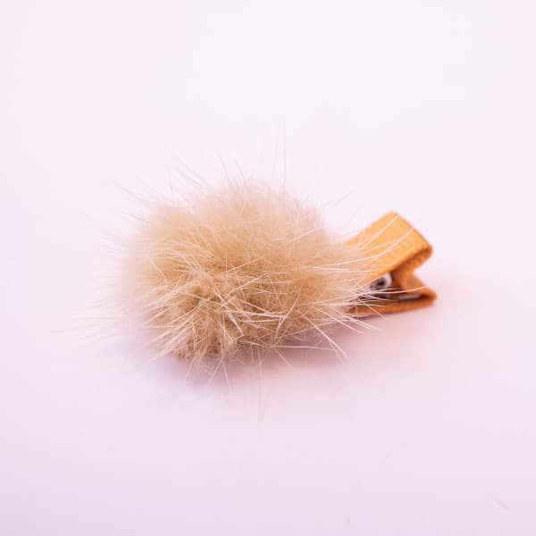 Barrette enfant anti-glisse avec pompon en fausse fourrure couleur miel, légère et ultra douce, idéale cheveux fins