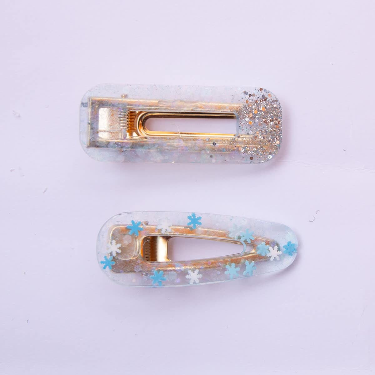 Barrettes-resines-bleu-paillettes-enfants Barrettes fille en résine transparente, forme goutte et rectangle, flocons de neige et paillettes argentées – Chouette & Papillon