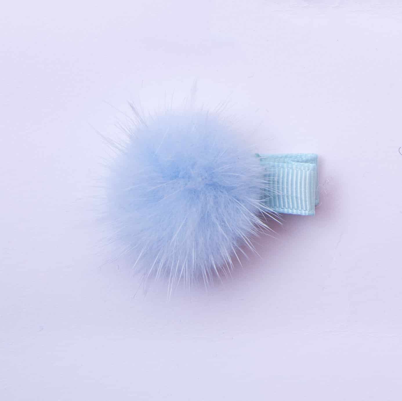 barrette-pompon-bleu-clair-fille-anti-glise Barrette enfant pompon bleu clair, fourrure douce, système anti-glisse – Chouette & Papillon